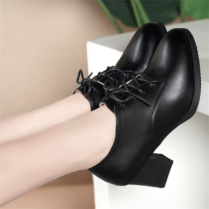 Zapatos de piel con cordones y tacones gruesos