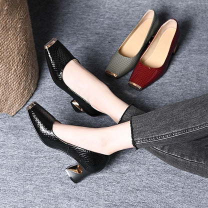 Tacones altos de piel de serpiente