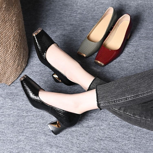 Tacones altos de piel de serpiente