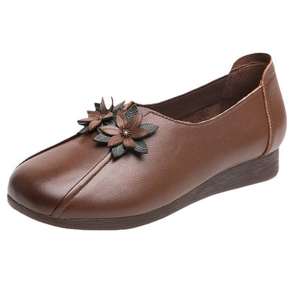 Zapatillas de piel con adornos florales estilo vintage