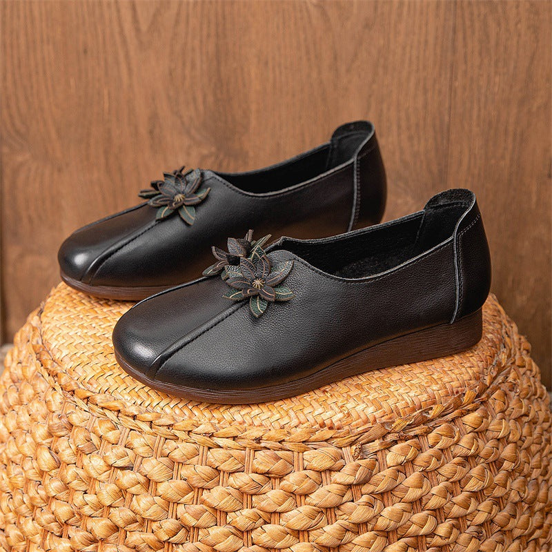 Zapatillas de piel con adornos florales estilo vintage
