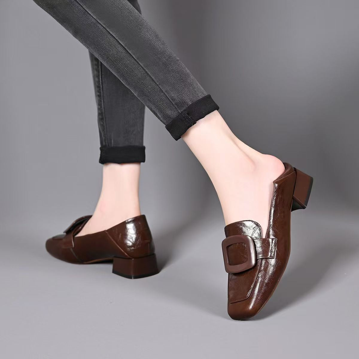 Mocasines de tacón medio con hebilla cuadrada
