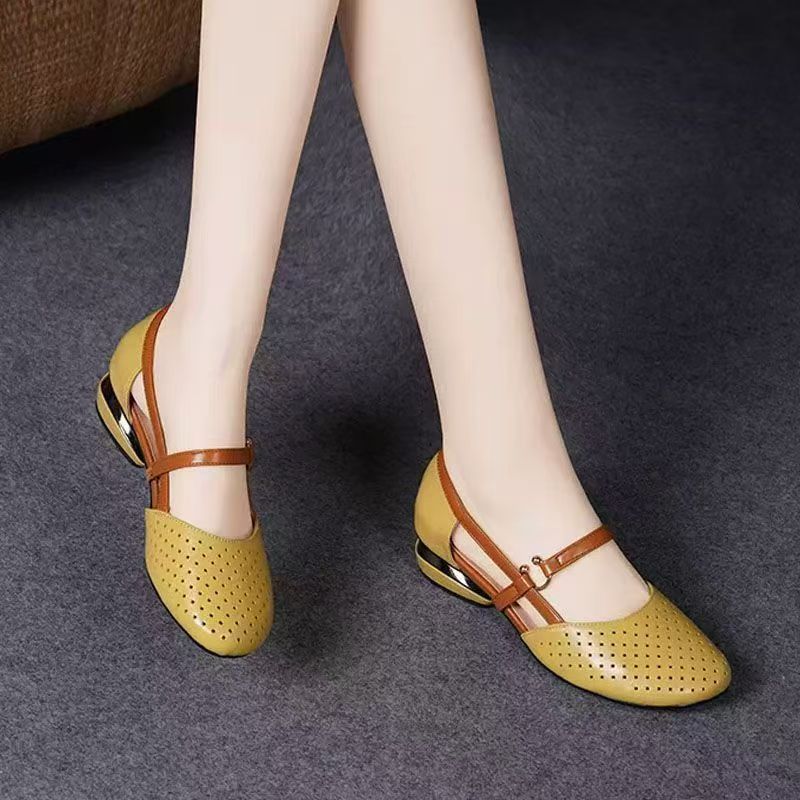 Zapatos Mary Jane perforados de tacón bajo