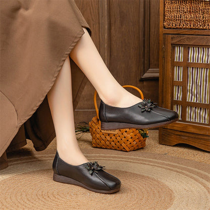 Zapatillas de piel con adornos florales estilo vintage