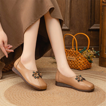 Zapatillas de piel con adornos florales estilo vintage