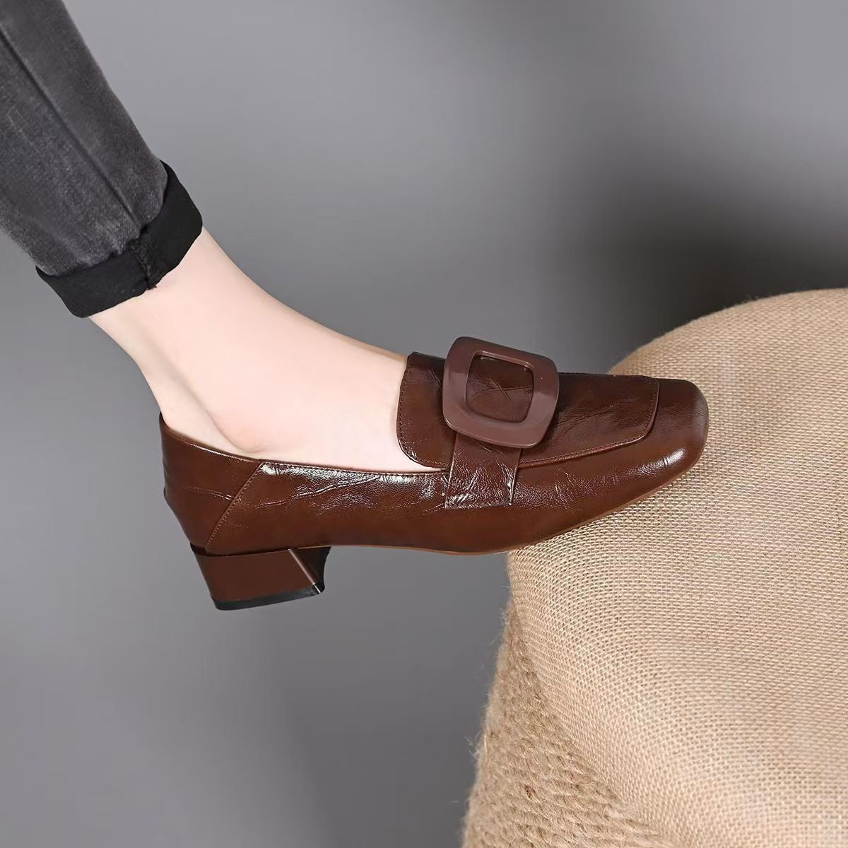 Mocasines de tacón medio con hebilla cuadrada