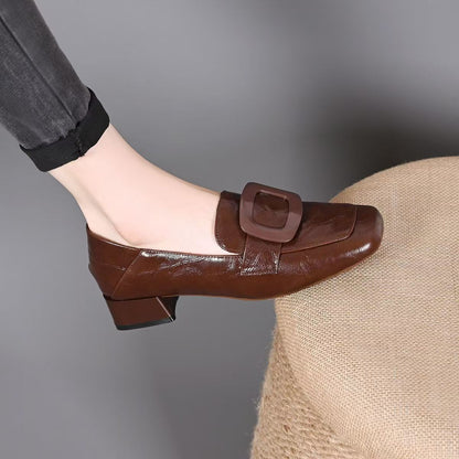 Mocasines de tacón medio con hebilla cuadrada