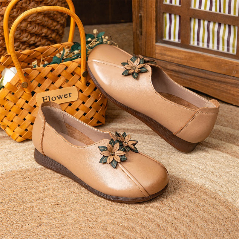 Zapatillas de piel con adornos florales estilo vintage