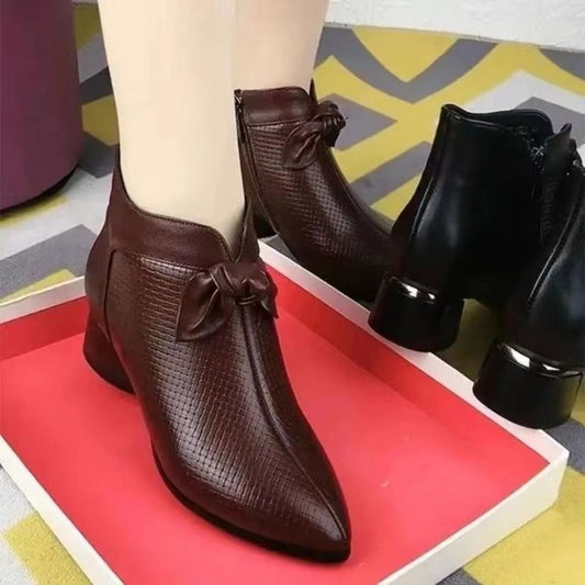 Elegantes botas de piel con tacón medio y punta en punta