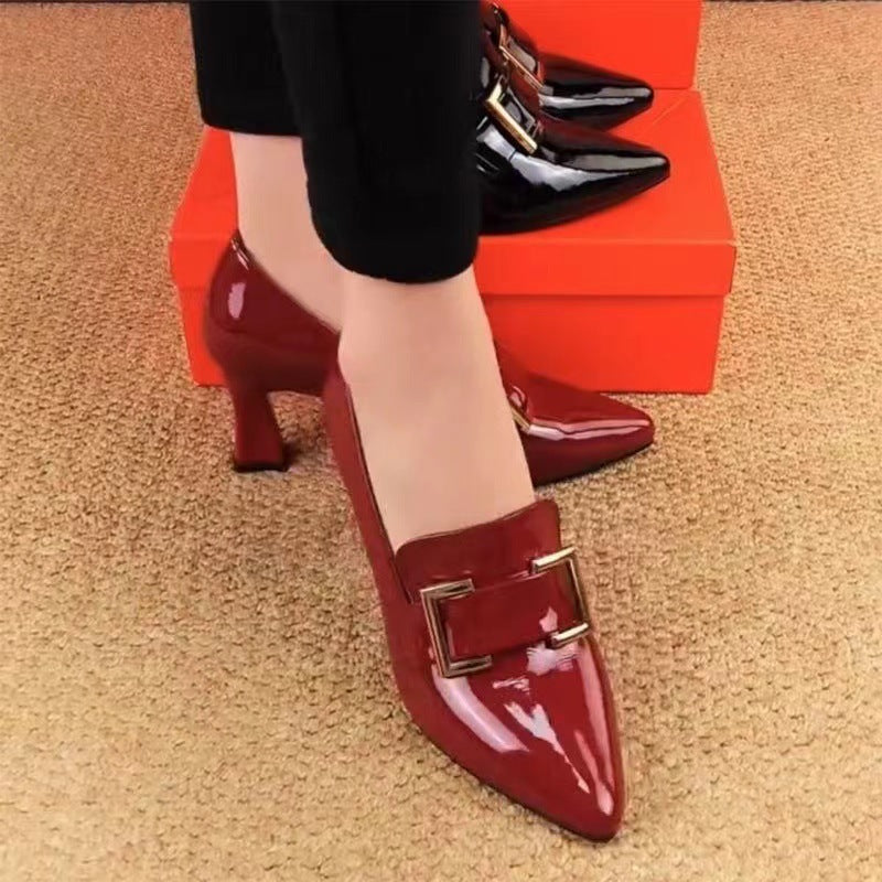 Tacones altos con temperamento puntiagudo