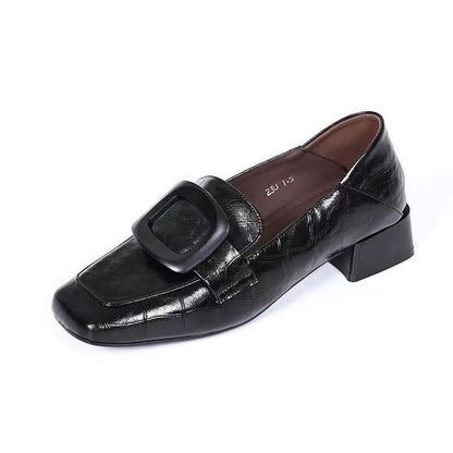 Mocasines de tacón medio con hebilla cuadrada
