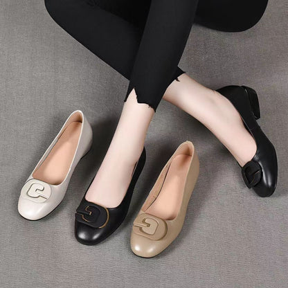 Nuevos zapatos de tacón bajo con suela blanda y boca poco profunda