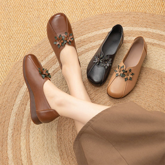 Zapatillas de piel con adornos florales estilo vintage