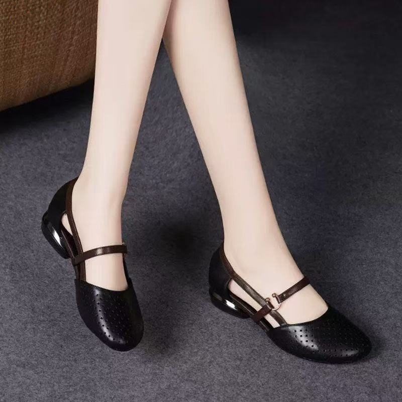Zapatos Mary Jane perforados de tacón bajo