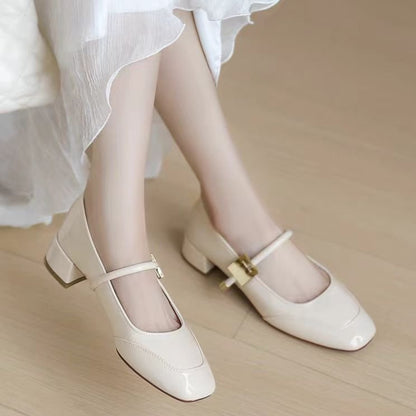Elegantes zapatos de mujer de charol de boca baja