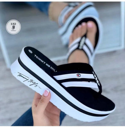 Chanclas de colores con fondo grueso